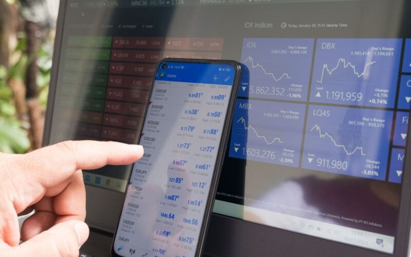 black android smartphone turned on screen